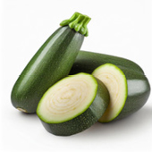 Drei grüne Zucchini, zwei davon ganz und eine in Scheiben geschnitten, auf einem weißen Hintergrund.