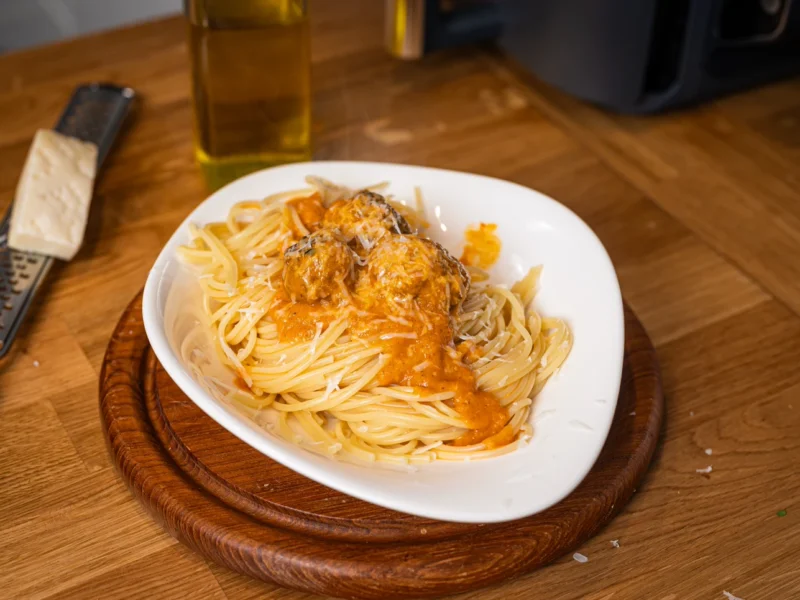 Hackbällchen mit Tomatensoße aus der Heißluftfritteuse