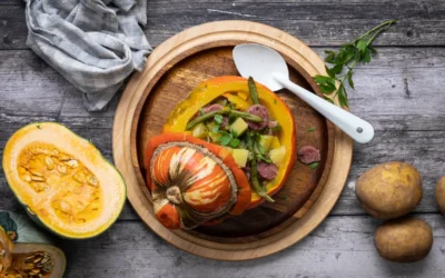 Herbstliches Rezept: Gefüllter Kürbis mit Gemüse und Mettwurst