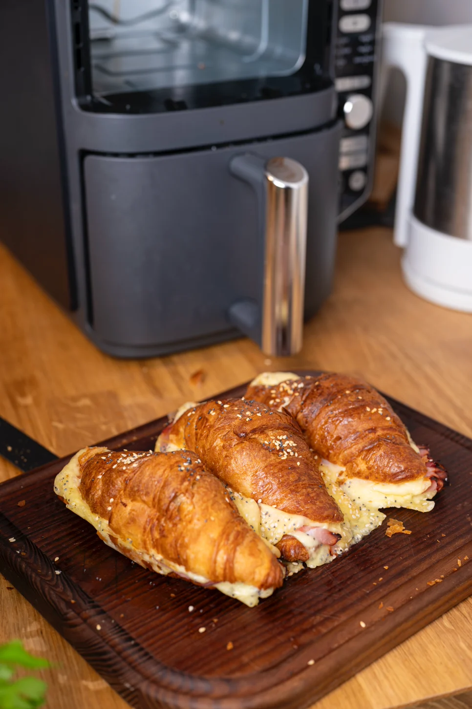 Käse-Schinken-Croissants aus der Heißluftfritteuse