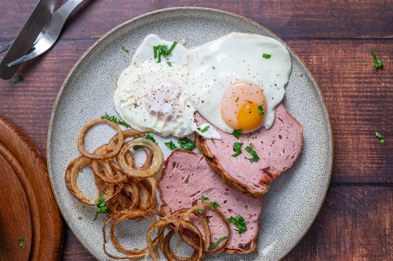 Leberkäse mit Röstzwiebeln und Spiegelei_6