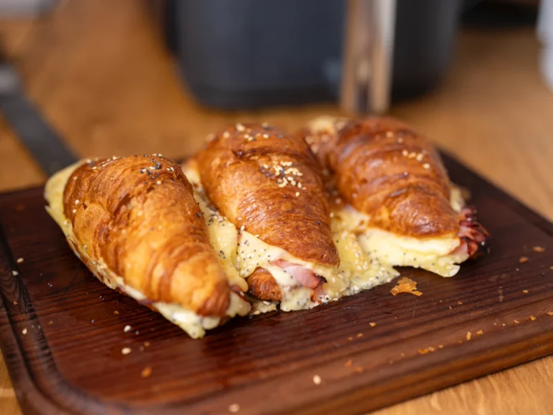 Käse-Schinken-Croissants aus der Heißluftfritteuse