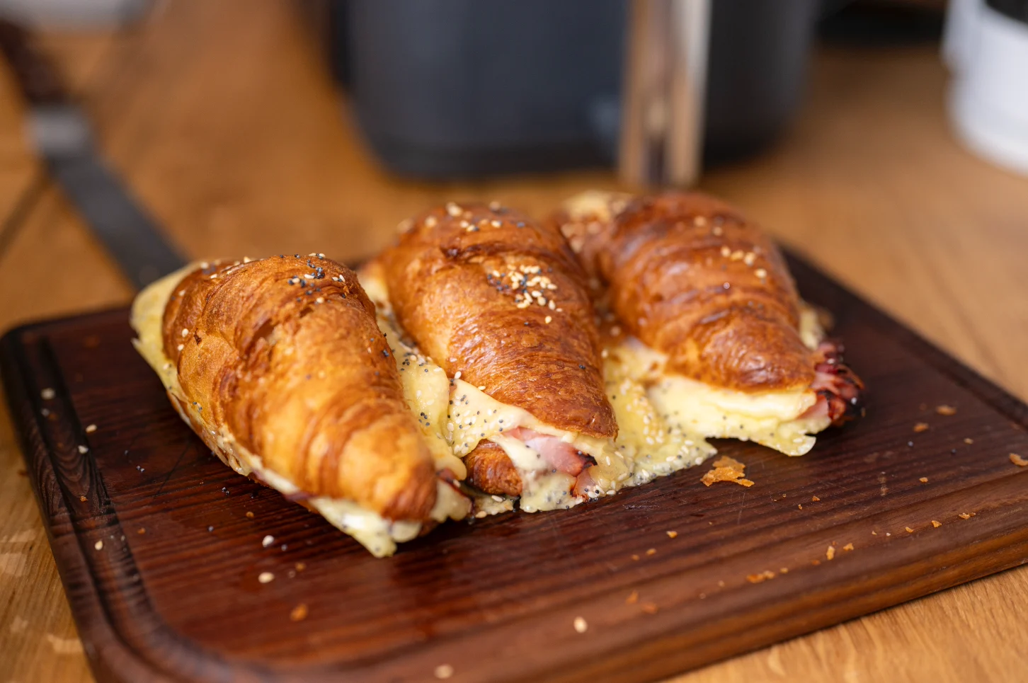 Käse-Schinken-Croissants aus der Heißluftfritteuse