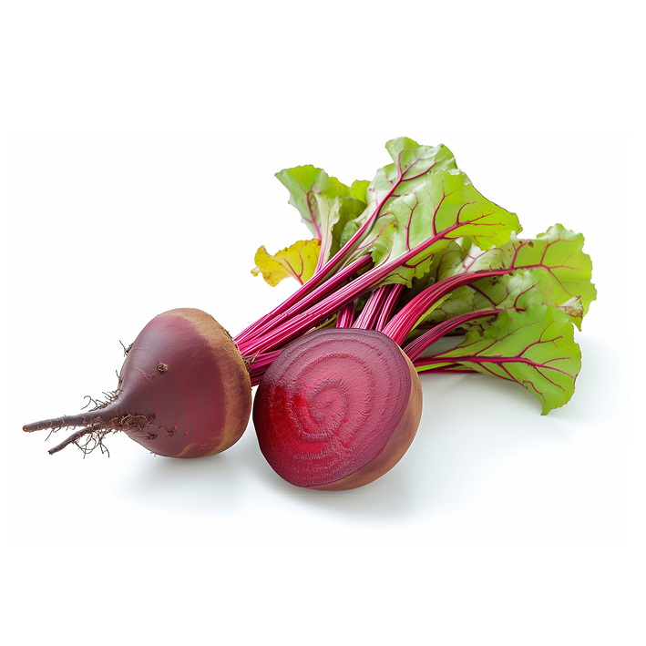Rote Bete mit grünen Blättern, eine Knolle ganz und eine halbiert, auf weißem Hintergrund.