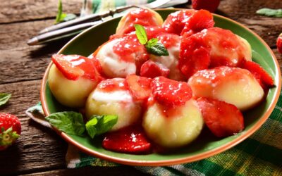 Erdbeerknödel mit Rhabarberkompott | Fruchtiges Dessert