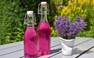 Natürlicher Lavendelsirup in zartem Pink